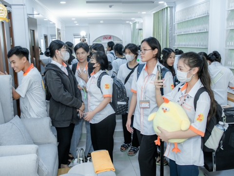 Học viên đến tham quan và tìm hiểu học nghề tại Carita Academy