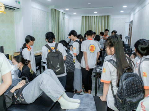 Học viên đến tham quan và tìm hiểu học nghề tại Carita Academy