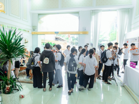 Học viên đến tham quan và tìm hiểu học nghề tại Carita Academy
