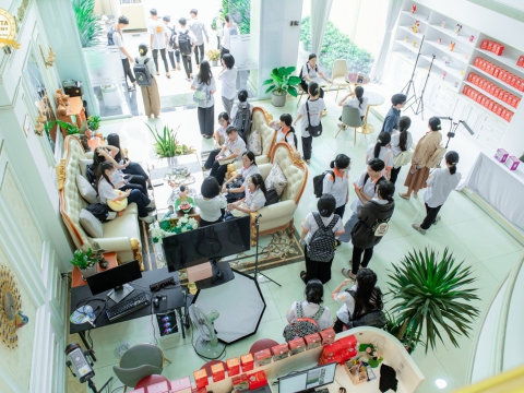 Học viên đến tham quan và tìm hiểu học nghề tại Carita Academy