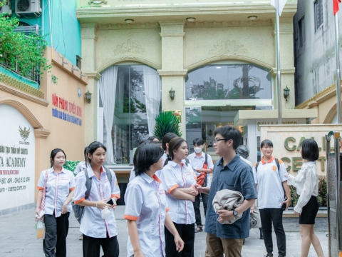 Học viên đến tham quan và tìm hiểu học nghề tại Carita Academy