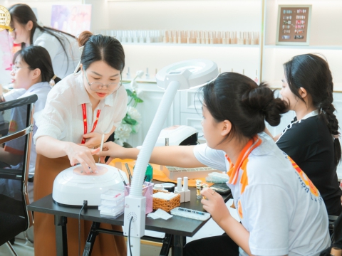 Vui hè với khóa học thử 0 Nail đồng tại Carita Academy