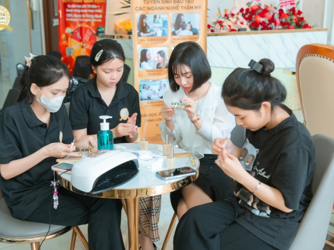 Vui hè với khóa học thử 0 Nail đồng tại Carita Academy