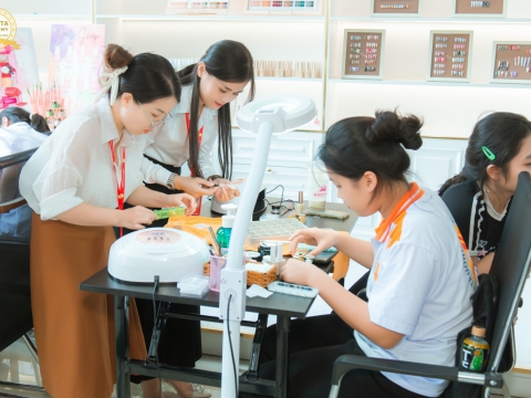 Vui hè với khóa học thử 0 Nail đồng tại Carita Academy