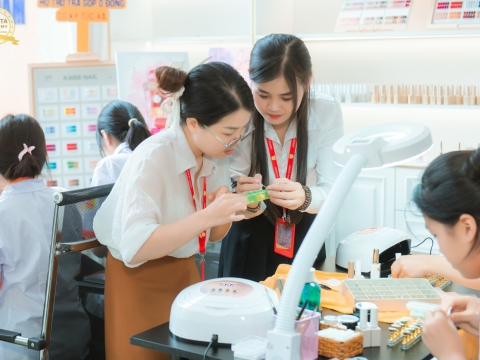 Vui hè với khóa học thử 0 Nail đồng tại Carita Academy