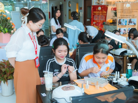 Vui hè với khóa học thử 0 Nail đồng tại Carita Academy