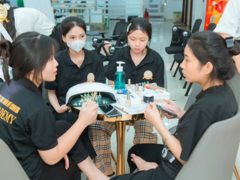 Vui hè với khóa học thử 0 Nail đồng tại Carita Academy