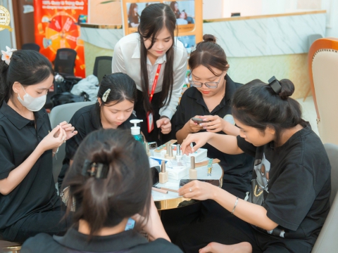 Vui hè với khóa học thử 0 Nail đồng tại Carita Academy