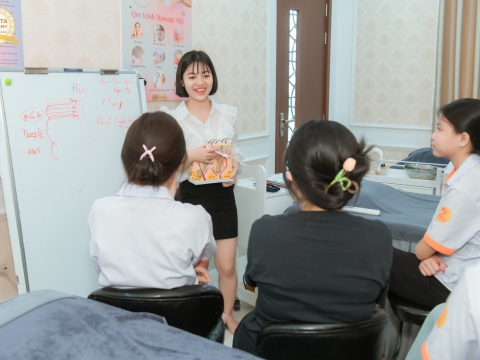 Vui hè với khóa học thử 0đ Chăm sóc da tại Carita Academy